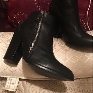 Chelsea &zoe beautiful black boots